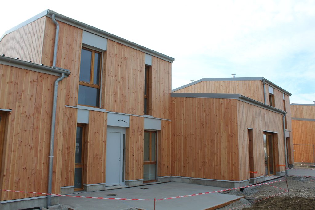 Maisons à faible consommation d'énergie construites en partie en bois et en matériaux recyclés, écosite du Val de Drôme, ville d'Eurre, département de la Drôme, France